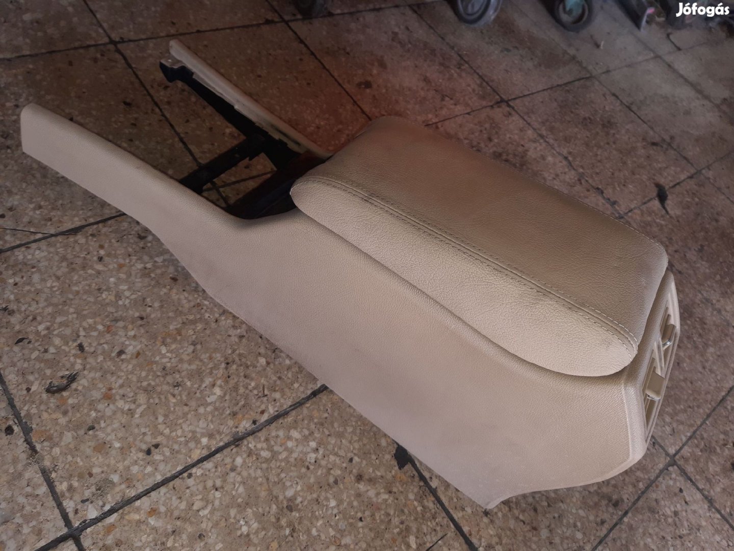 Mercedes E W210 Könyöklő