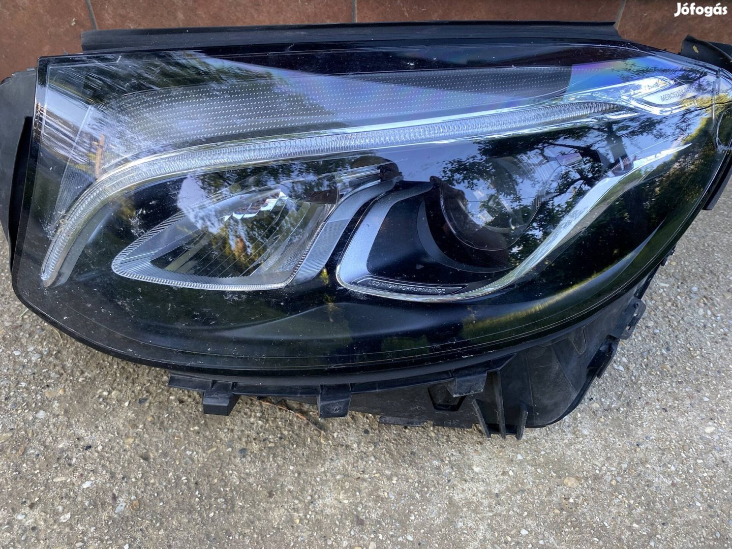 Mercedes GLC LED fényszóró sérült alkatrésznek 