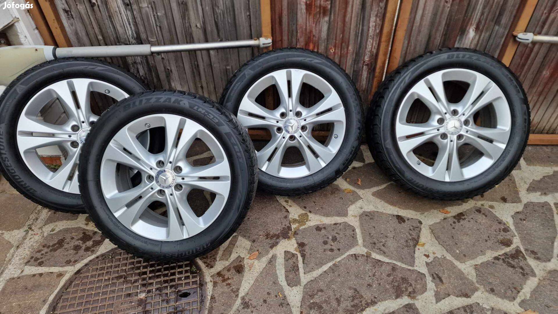 Mercedes Gyári 5x112 lyukosztású 17" újszerű alufelni, rajta 225/50 ha