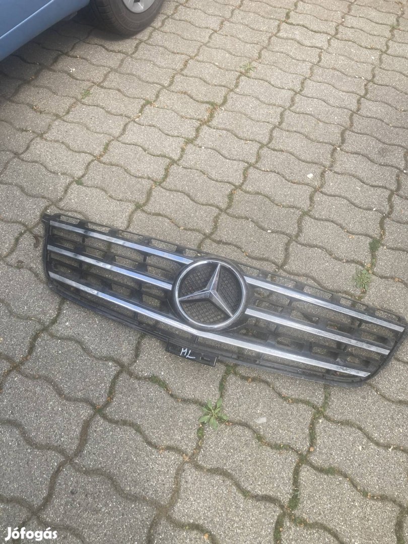 Mercedes ML hűtőrács szép állapotban