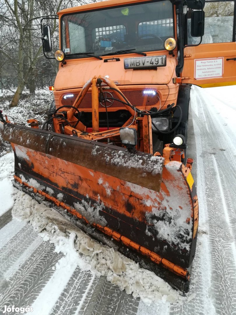 Mercedes Unimog 4x4, hótoló, sószóró