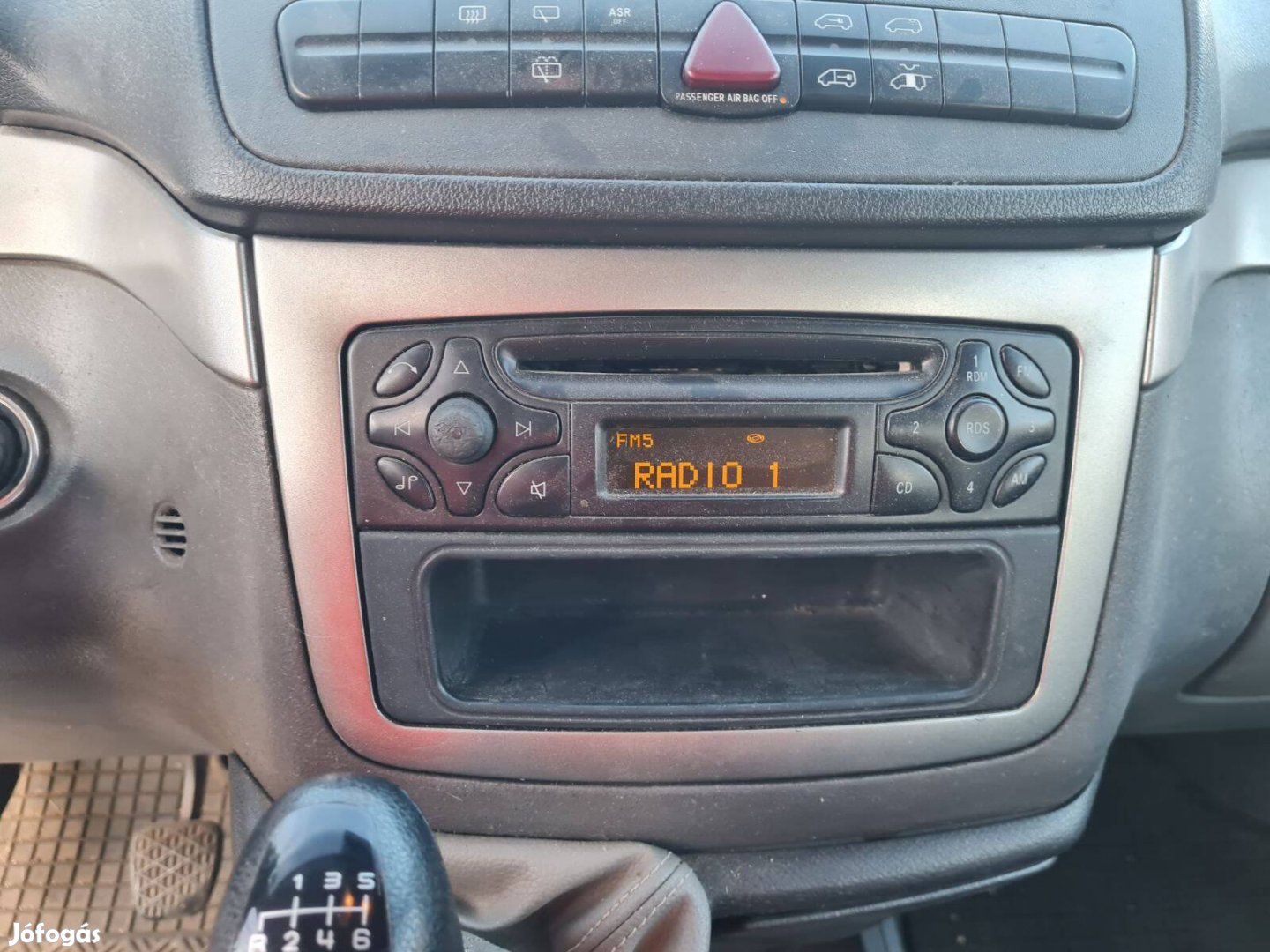 Mercedes Vito 639 gyári rádió tárolós kerettel
