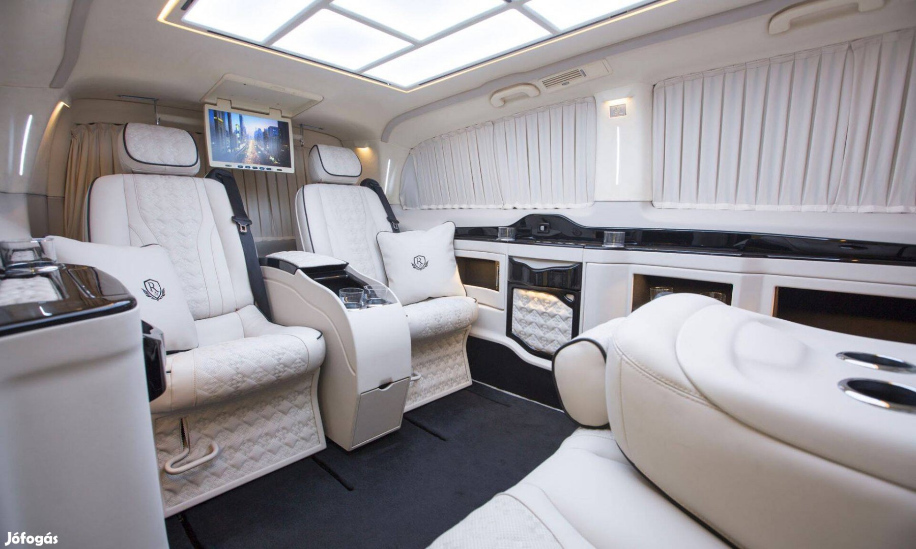 Mercedes Vito VIP mikrobusz bérbeadó, bérelhető