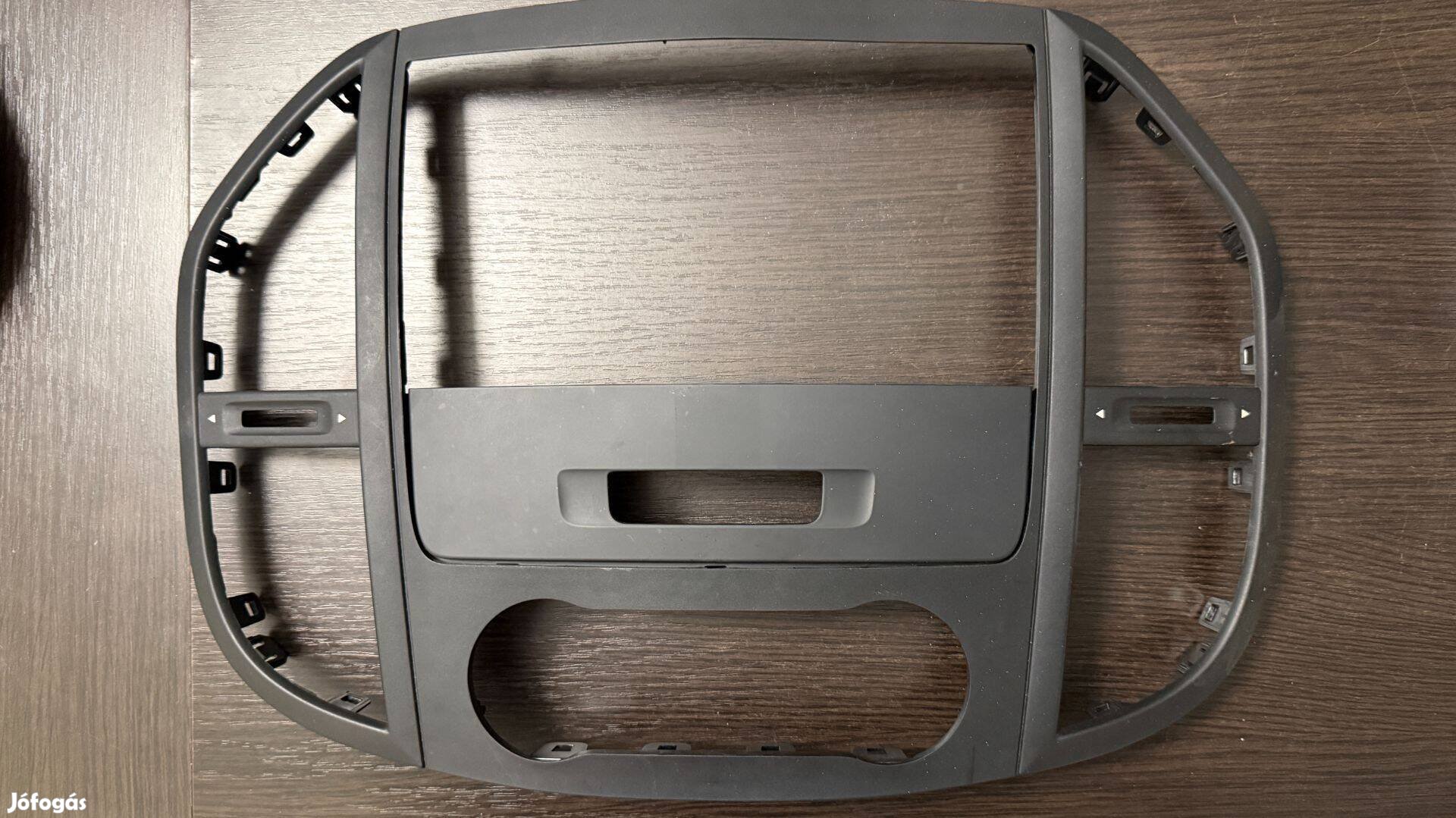 Mercedes Vito W447 műszerfal rádió keret A4476890011