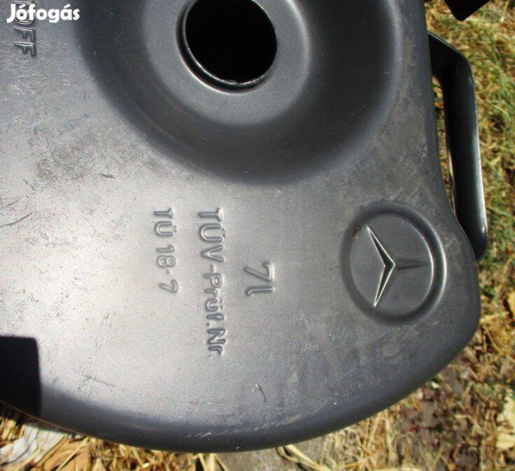 Mercedes W124 benzinkanna - pótkerékbe