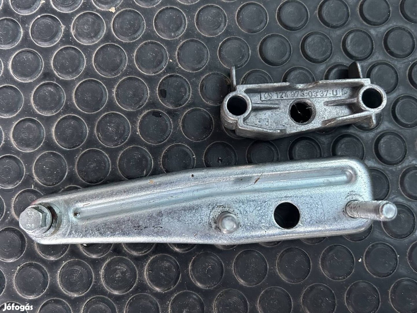 Mercedes W124 gyári kartámasz könyöklő tartó konzol szerkezet