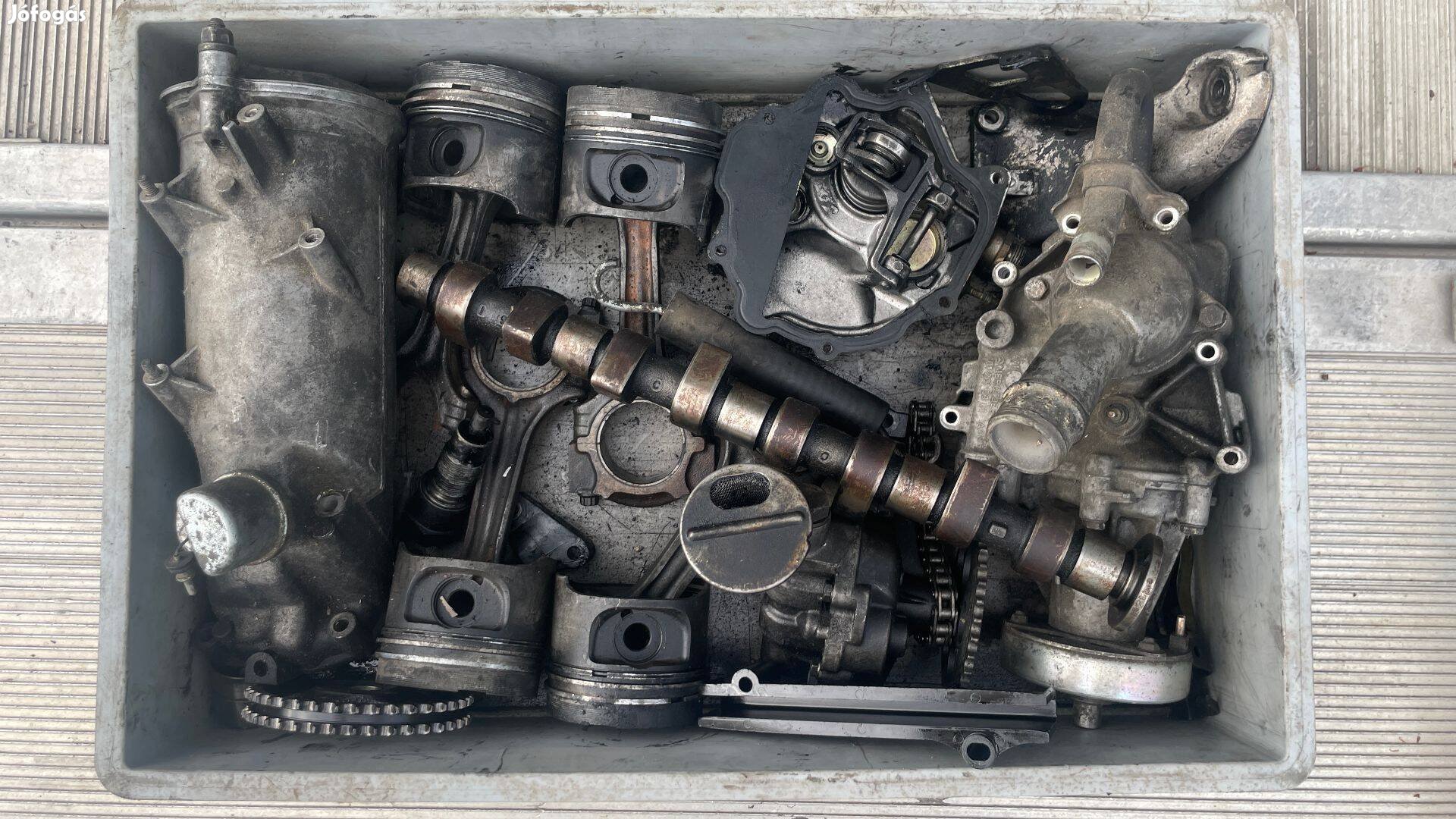 Mercedes W201 W124 200D motor és motortér alkatrészek