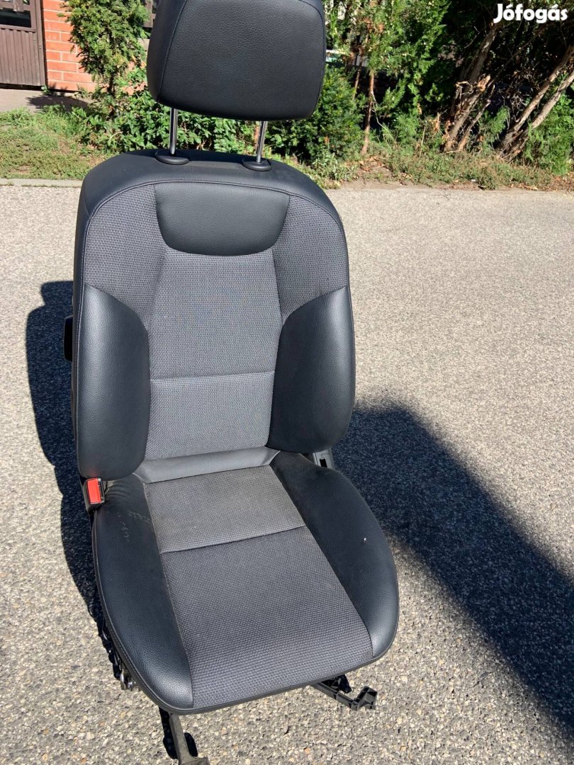 Mercedes W204 C-Class vezető és utas ülés