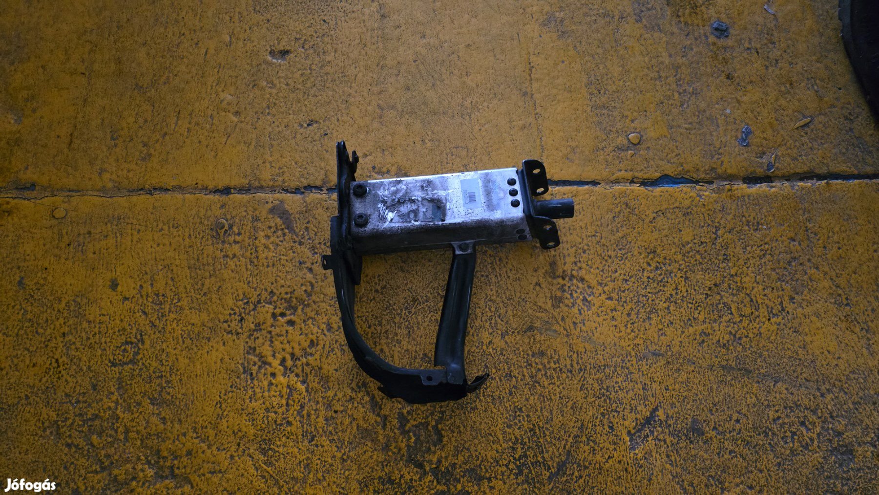 Mercedes W211 jobb kereszttartó nyúlvány A2116201495 eladó