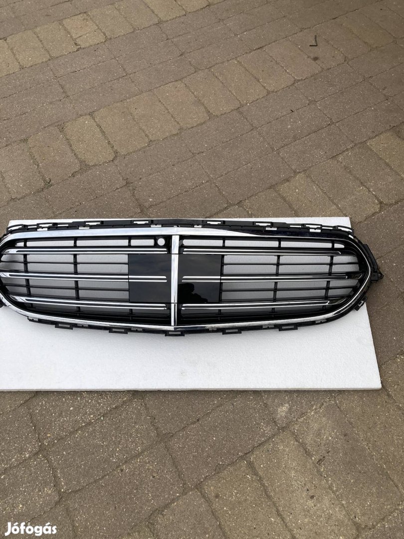 Mercedes W213 hűtőrács szép állapotban