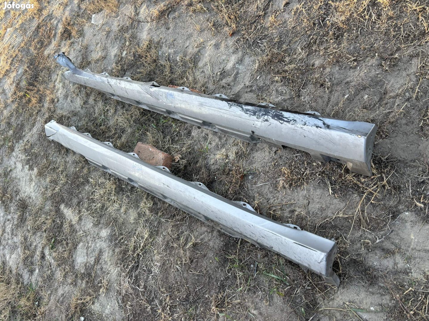 Mercedes W251 AMG sport küszöb spoiler pár sérült 