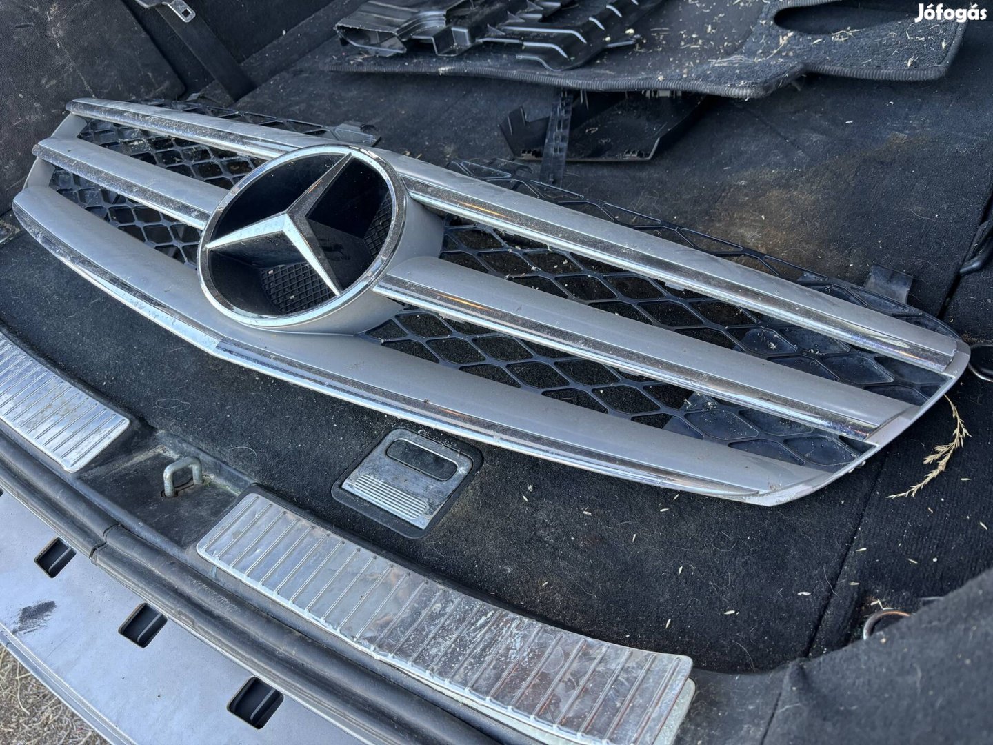 Mercedes W251 díszrács rács sérült 