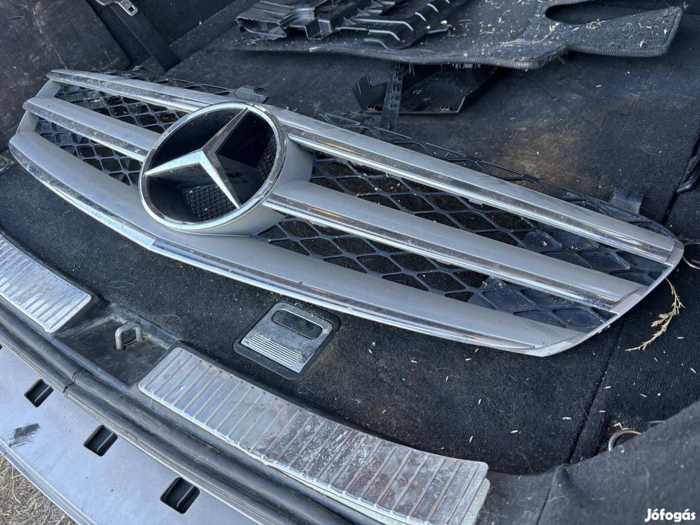 Mercedes W251 diszrács rács sérült