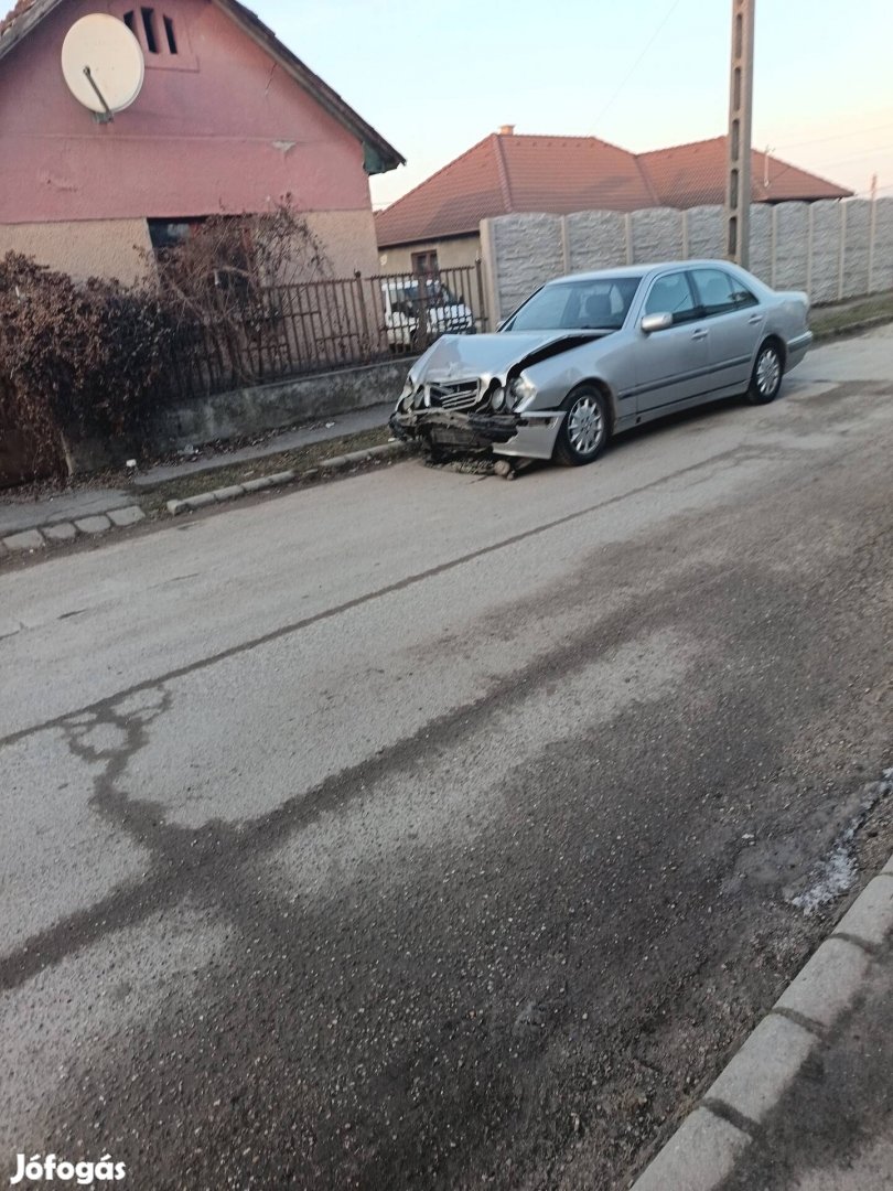 Mercedes be z e osztály egyben ill alkatrészek eladóak