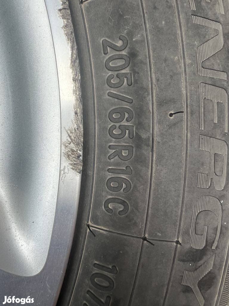 Mercedes felni gumikkal