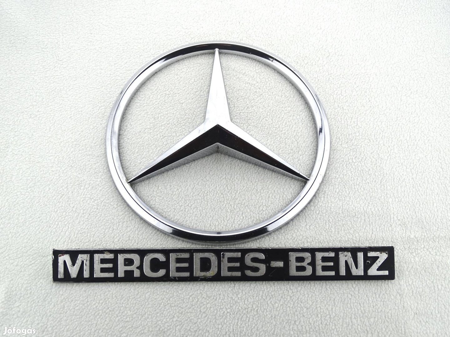 Mercedes teherautó embléma és felirat