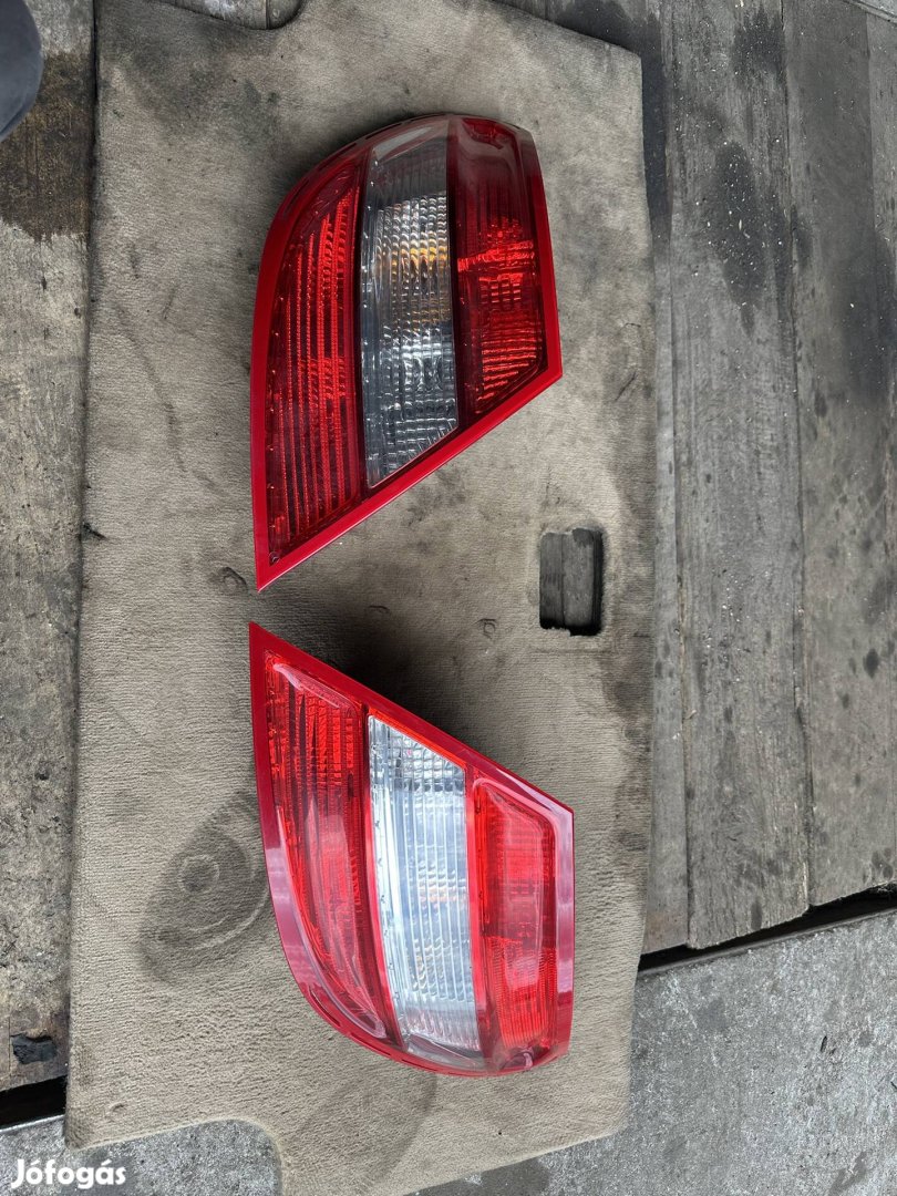 Mercedes w204 sedan hátsó lámpa