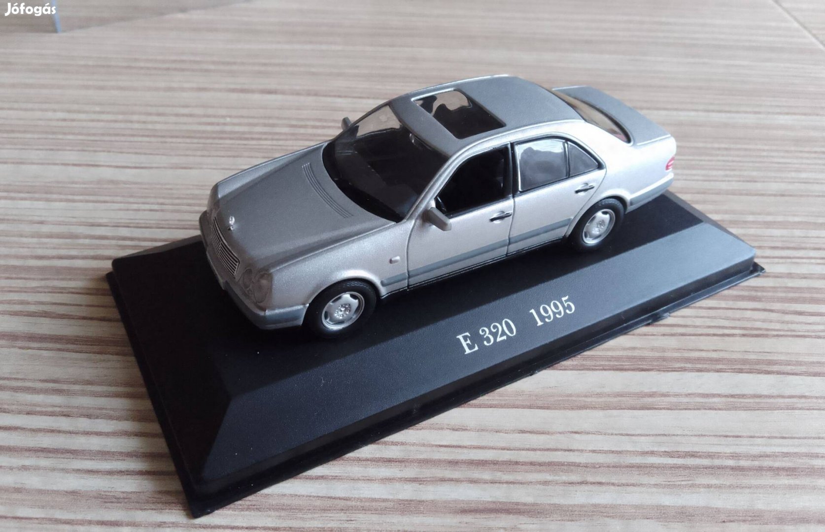 Mercedes w210 (1998) 1:43 gyűjtői fém modell. 