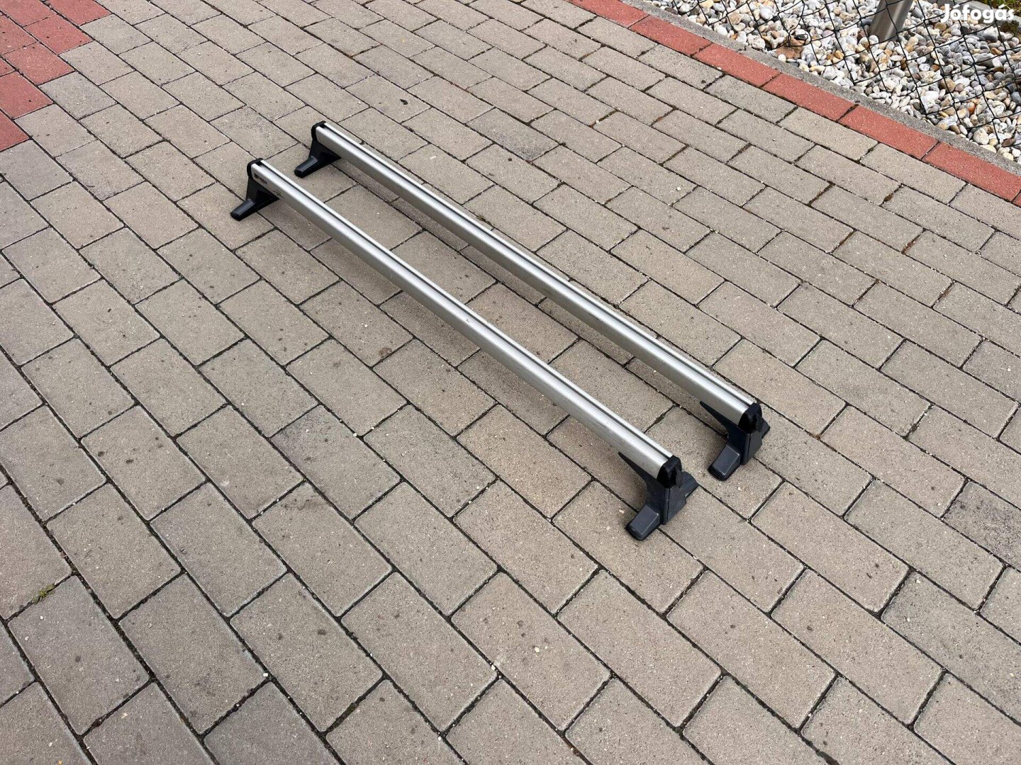 Merci gyári tetőcsomagtartó fixpontos csavaros felfogatás. Zárható