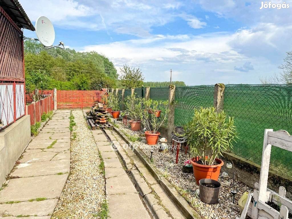 Mérki eladó 90 nm-es ház