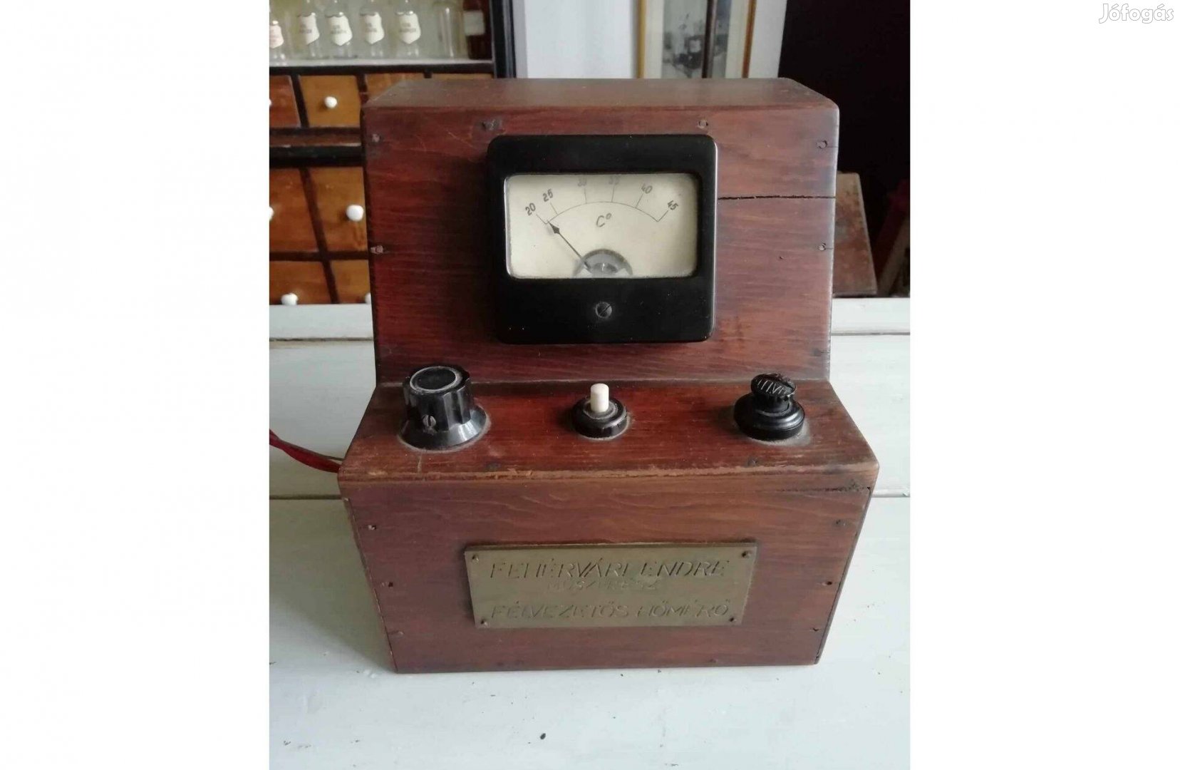 Mérőműszer, készítői jelzéssel, félvezető hőmérő, régi fa dobozos