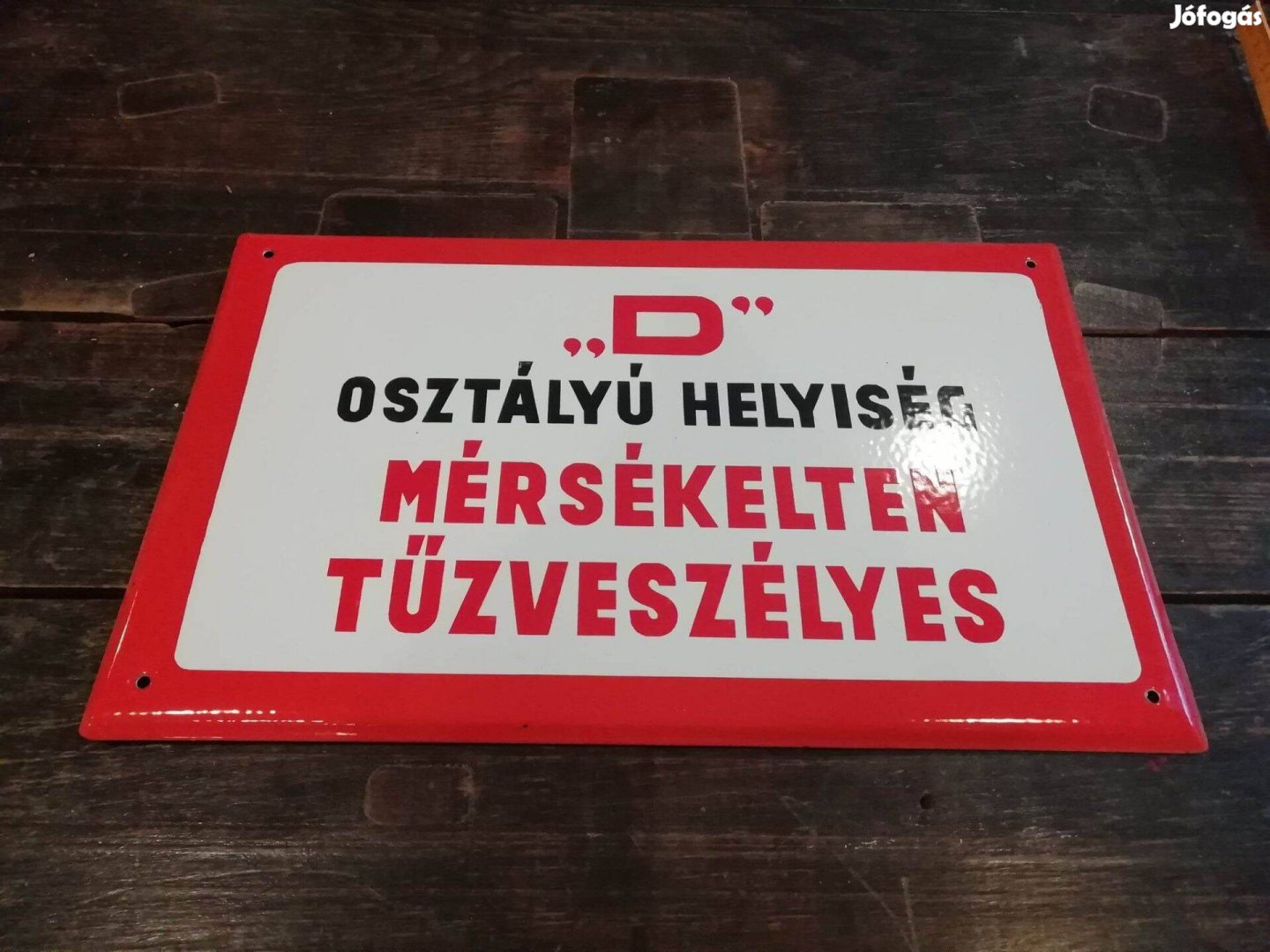 Mérsékelten tűzveszélyes veszélyt jelző zománctábla, "D" osztályú hely