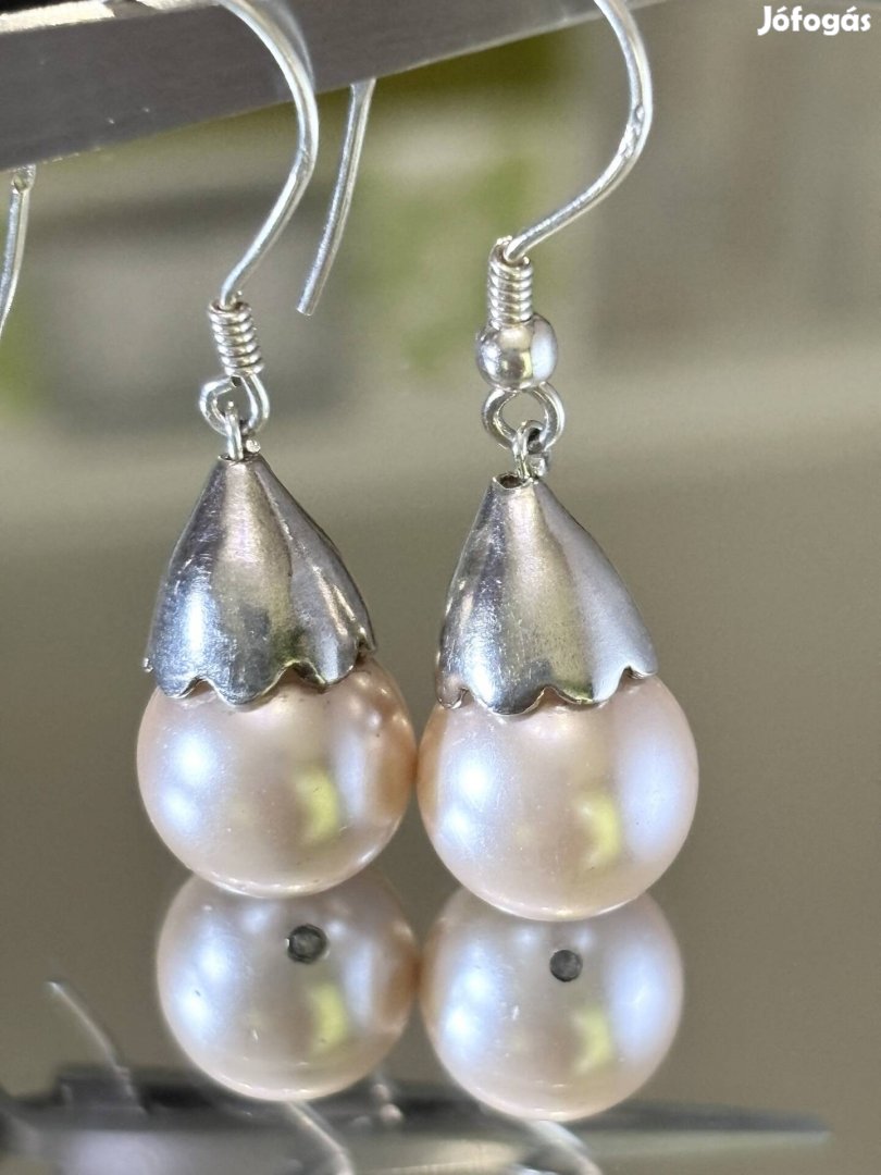 Mesés ezüst fülbevaló pár, tenyésztett gyöngy díszítéssel