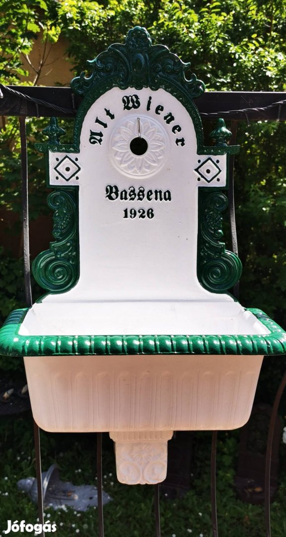 Meseszép falikút 