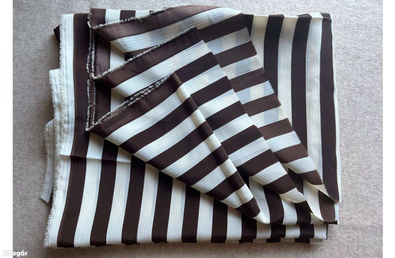 Méteráru - textil vékony, gyűrtselyem barna, krém csíkos 1db