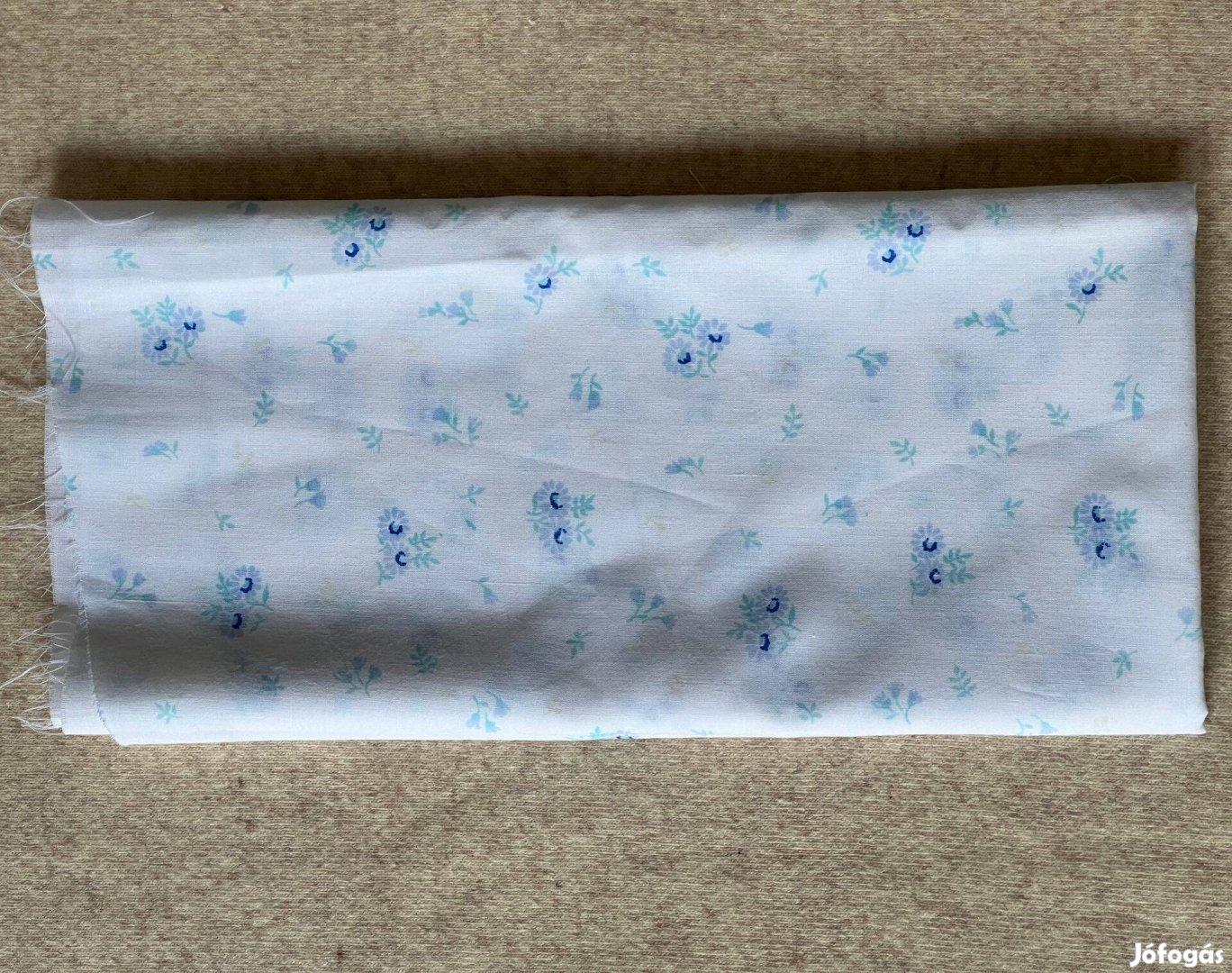 Méteráru, textil krisztina fehér, kék virágos