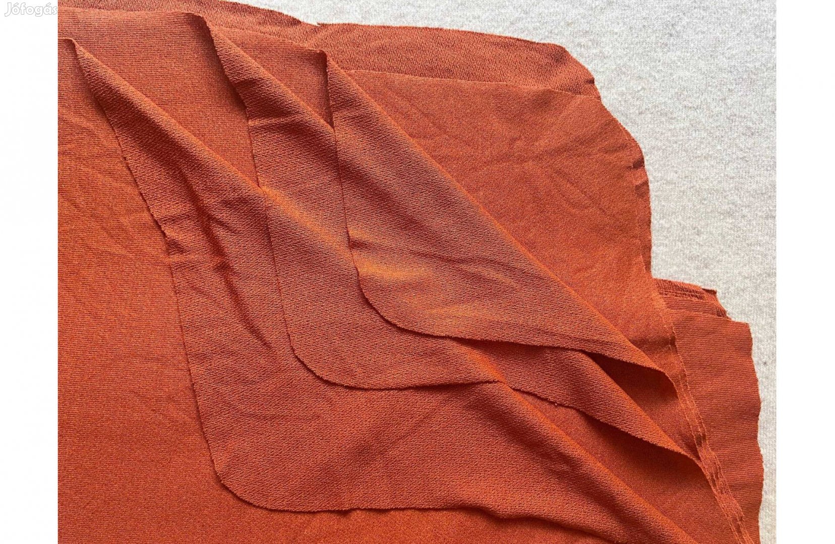Méteráru textil (dzsörzé) rozsdabarna