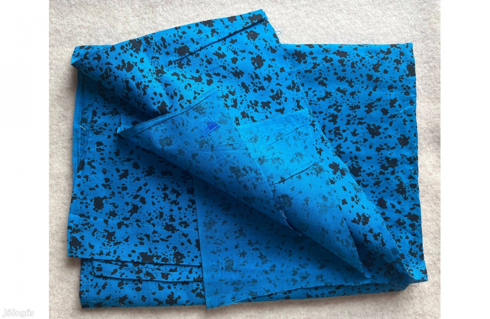 Méteráru textil (karton) kék, fekete foltos 1 db