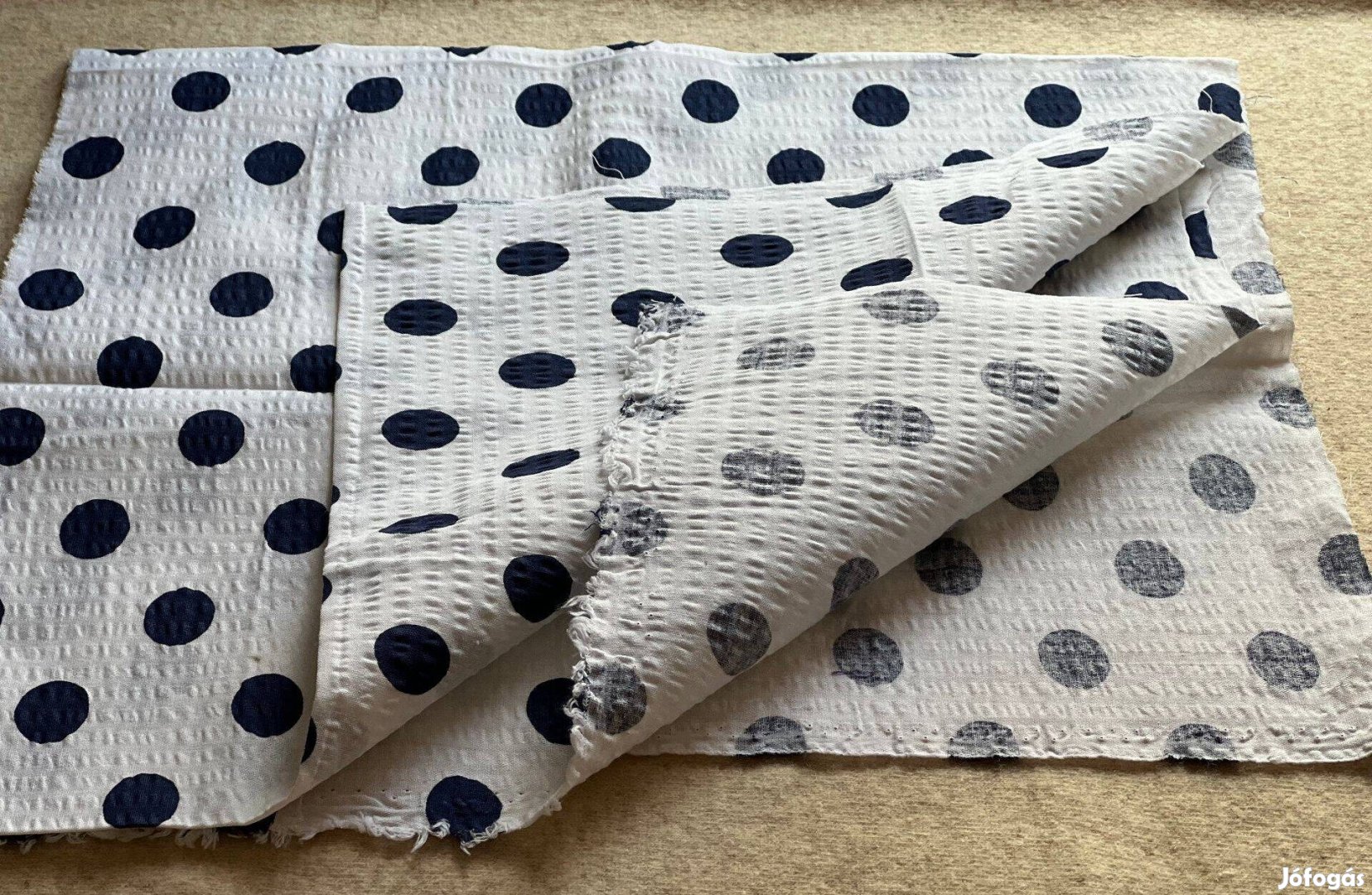 Méteráru textil (krepp) fehér, kék pöttyös 1 db