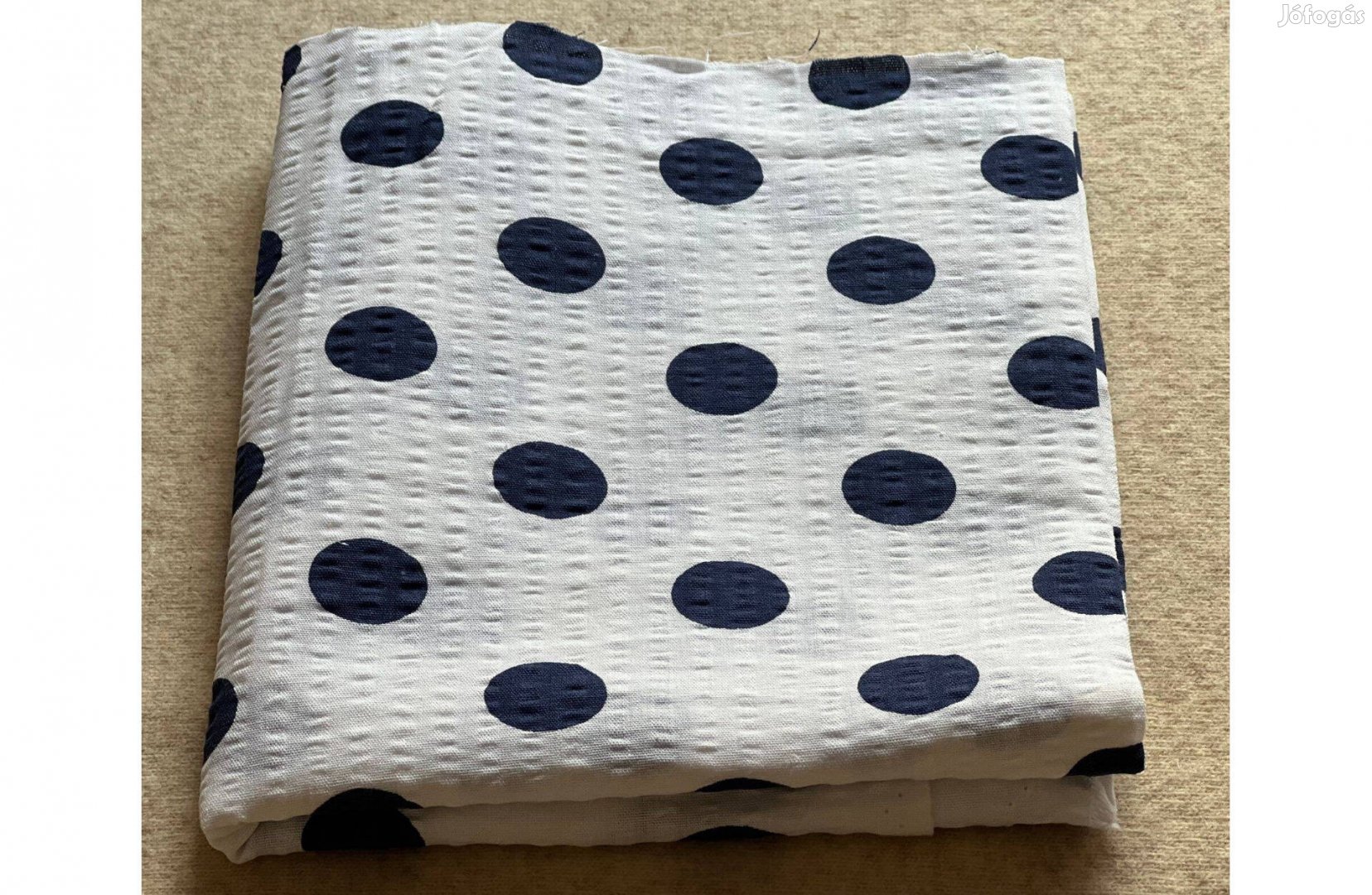 Méteráru textil (krepp) fehér, kék pöttyös