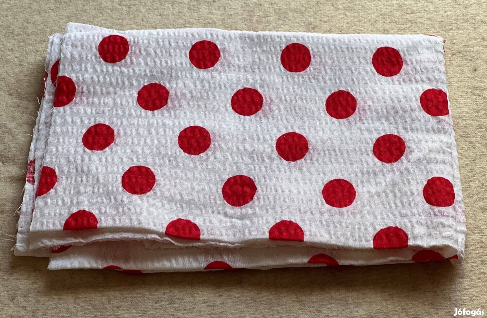 Méteráru textil (krepp) fehér, piros pöttyös