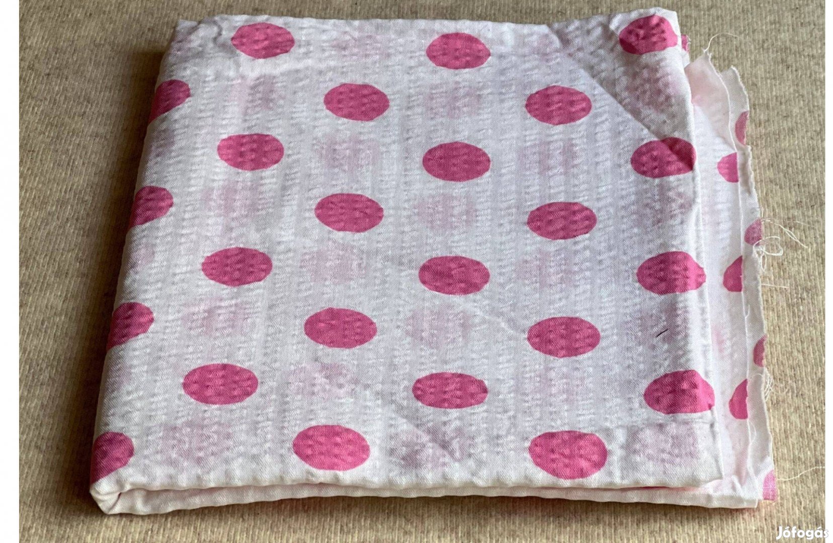 Méteráru textil (krepp) fehér, rózsaszín pöttyös 1 db