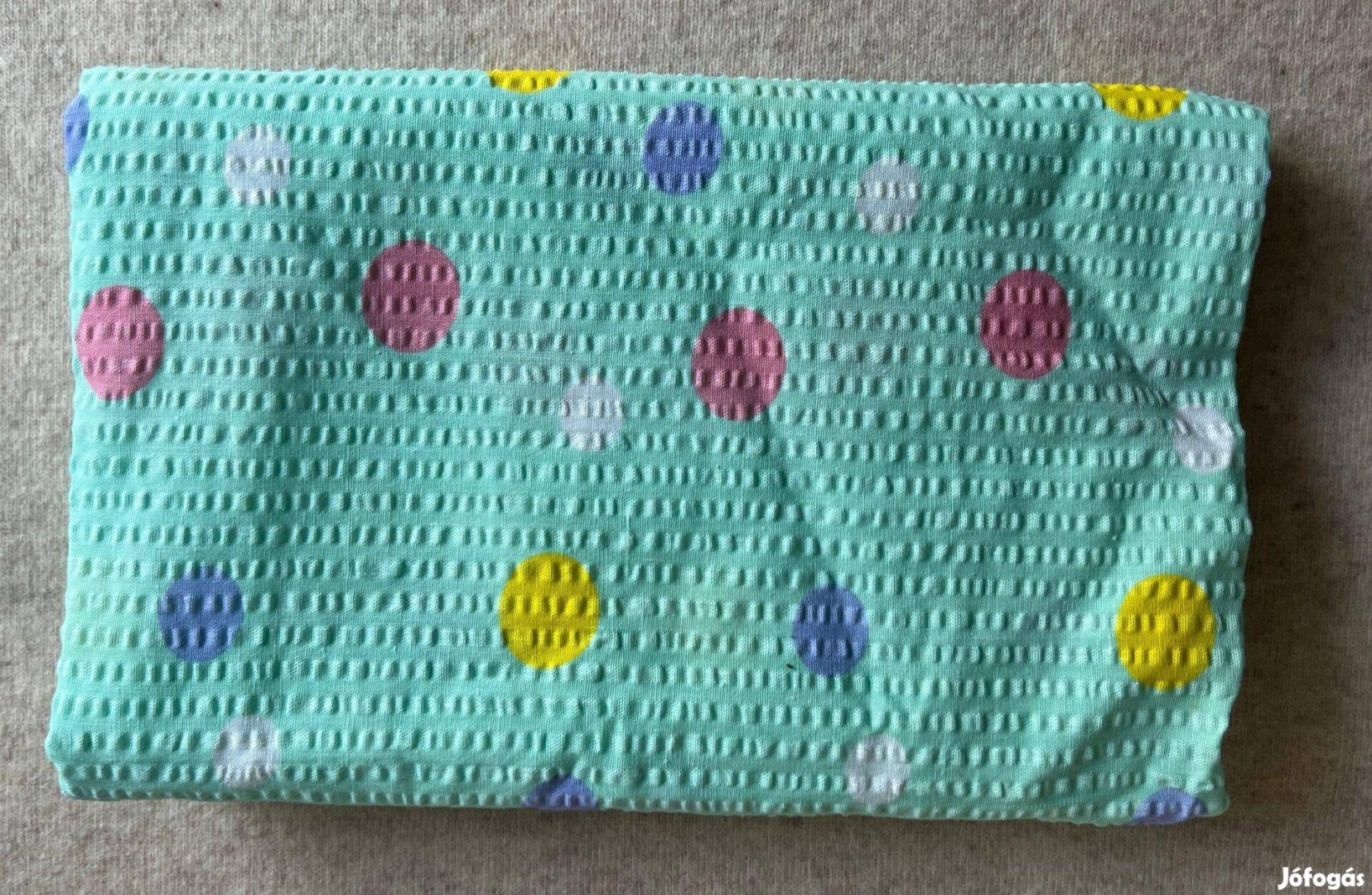 Méteráru textil (krepp) zöld, színes pöttyös