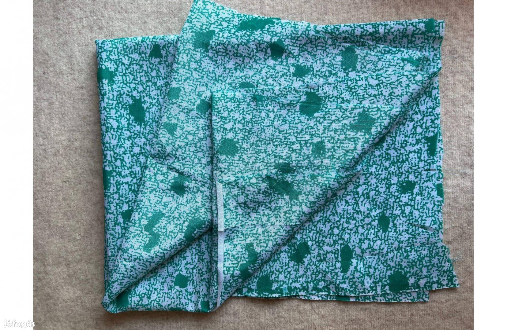 Méteráru textil (selyem) fehér, zöld mintás 2 db