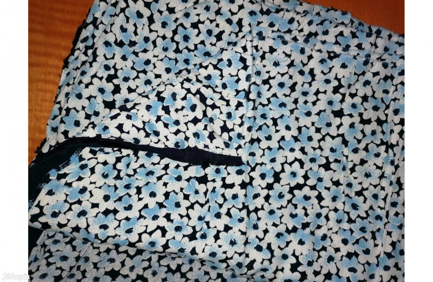 Méteráru textil (vékony, gyűrtselyem) kék virágos 2 db