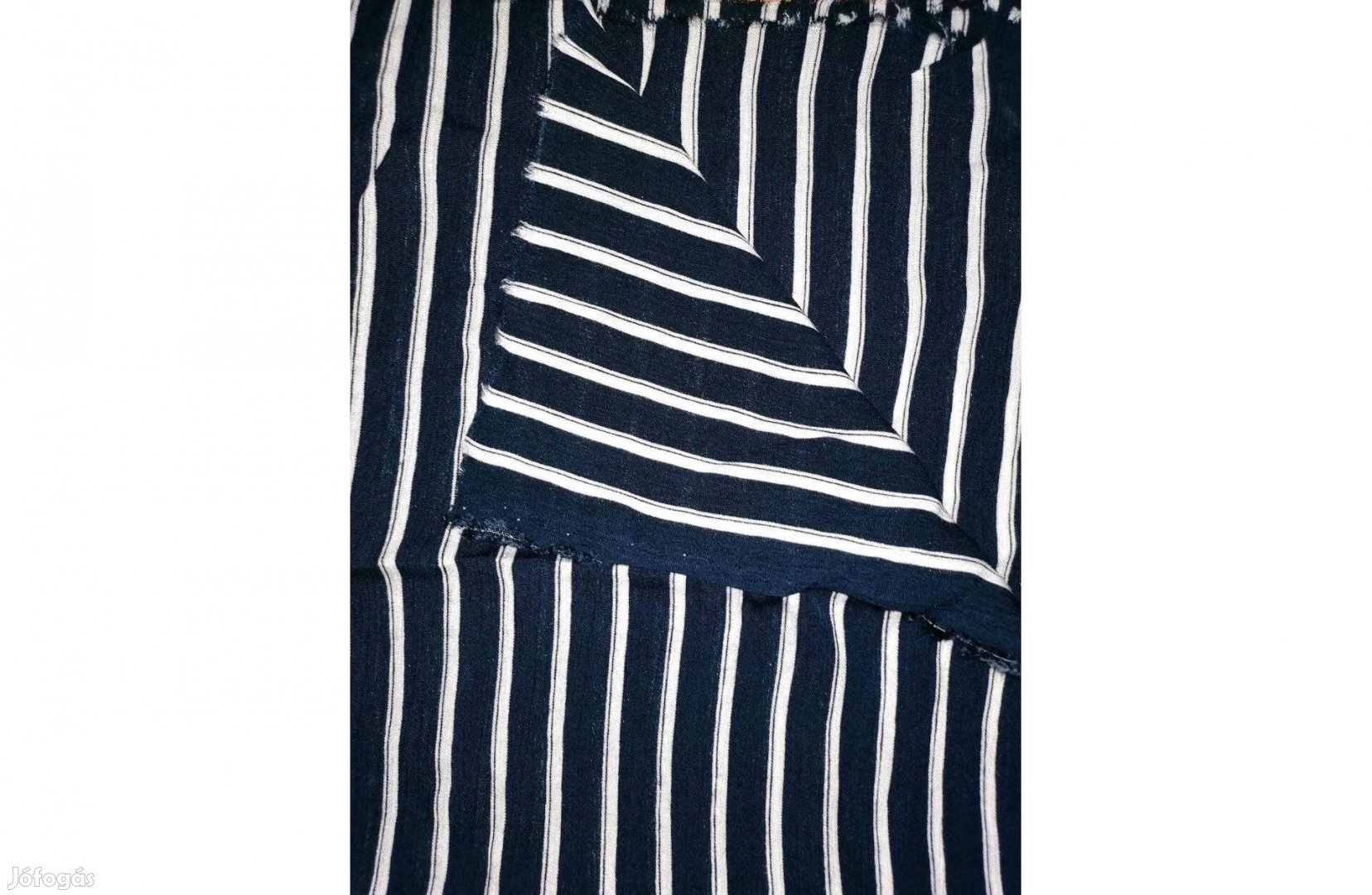 Méteráru textil (vékony, gyűrtselyem) s.kék, fehér csíkos 1 db
