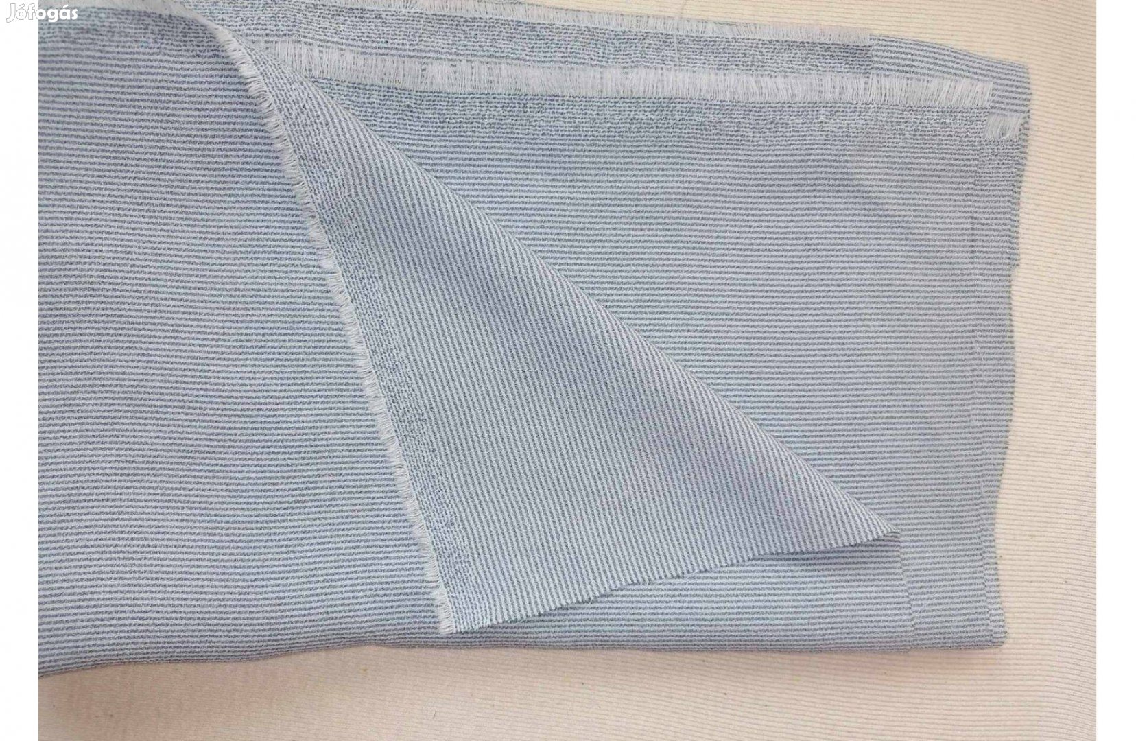 Méteráru textil (vékony, selyem) kék, fehér csíkos 1 db