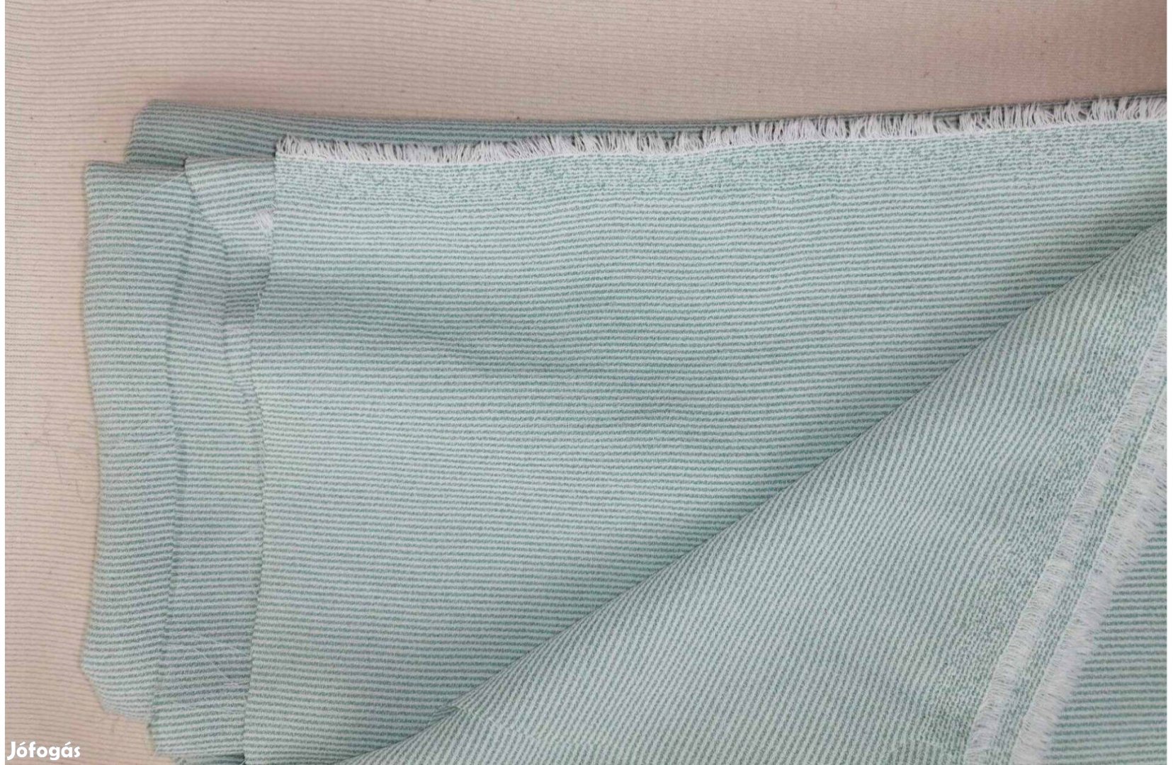 Méteráru textil (vékony, selyem) zöld, fehér csíkos 1 db