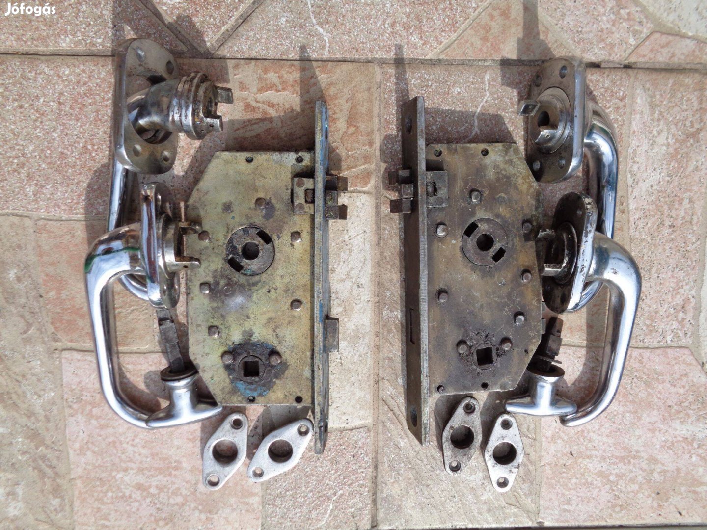 Metró átjáró ajtó zárszerkezetek eladó