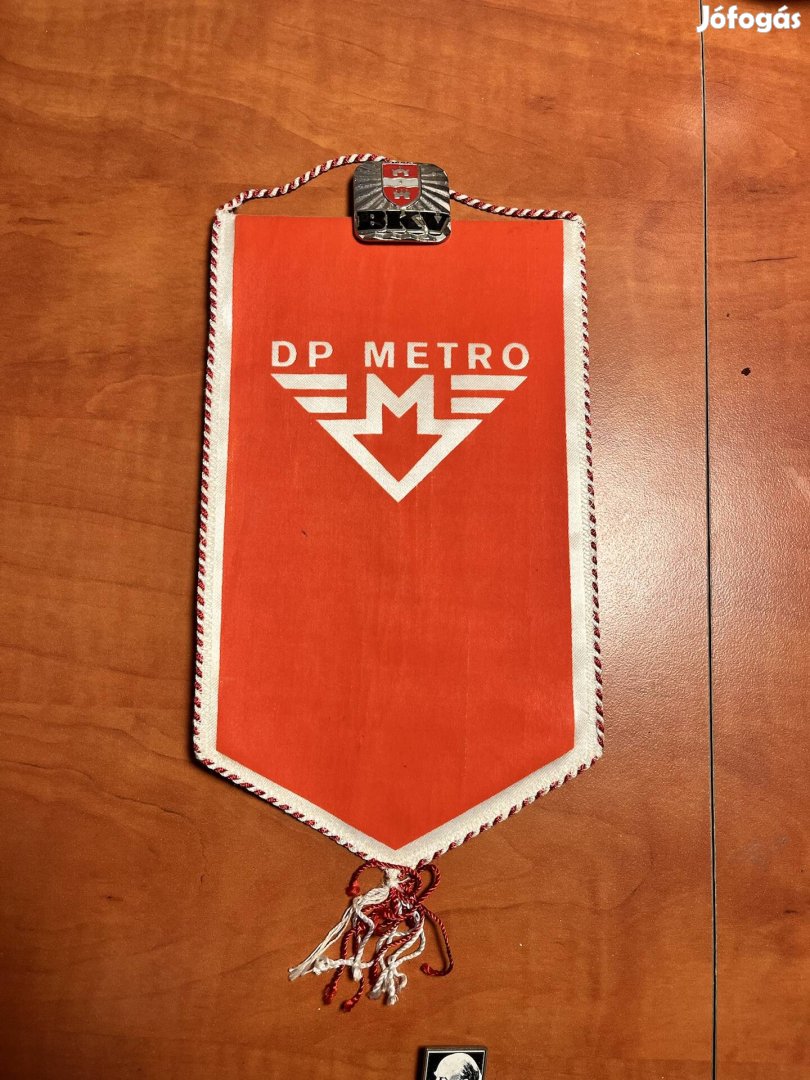 Metro zászló és BKV jelvény 