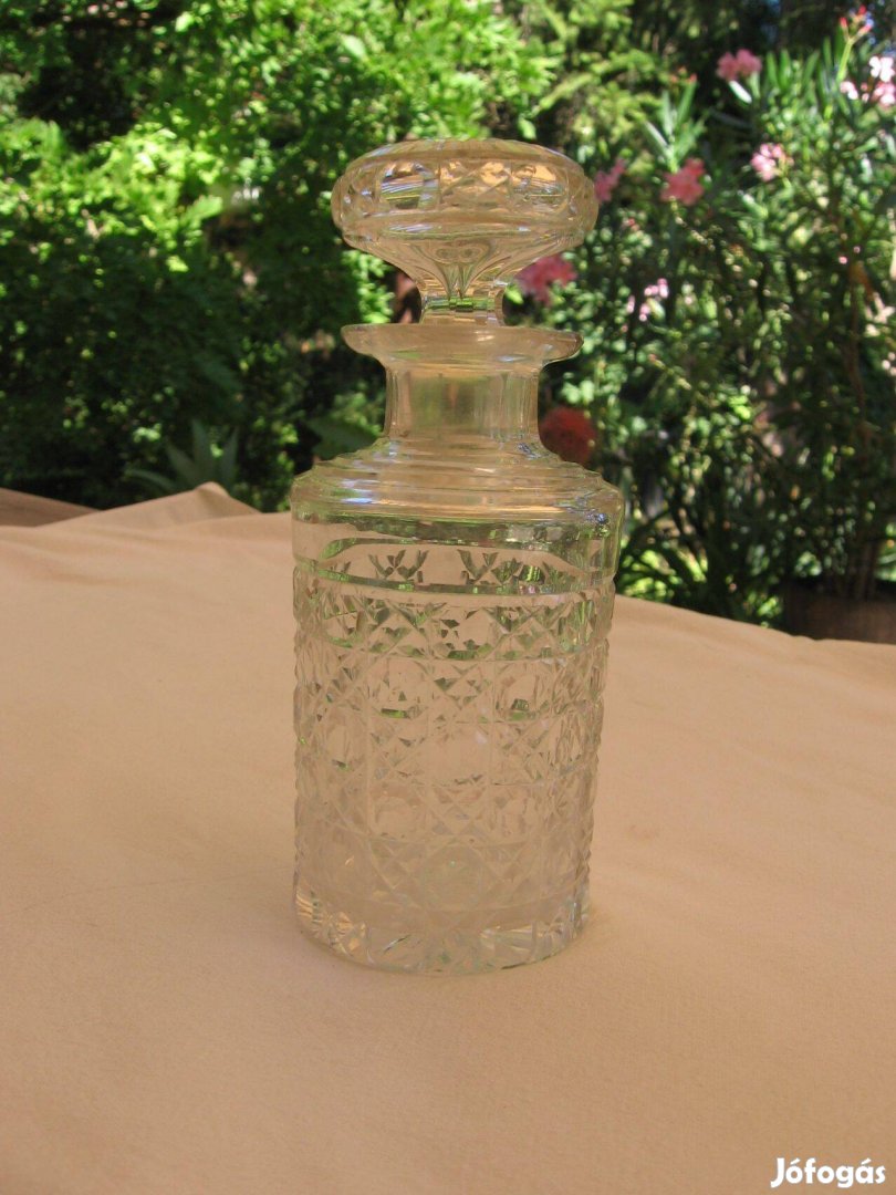 Metszett dugós üveg