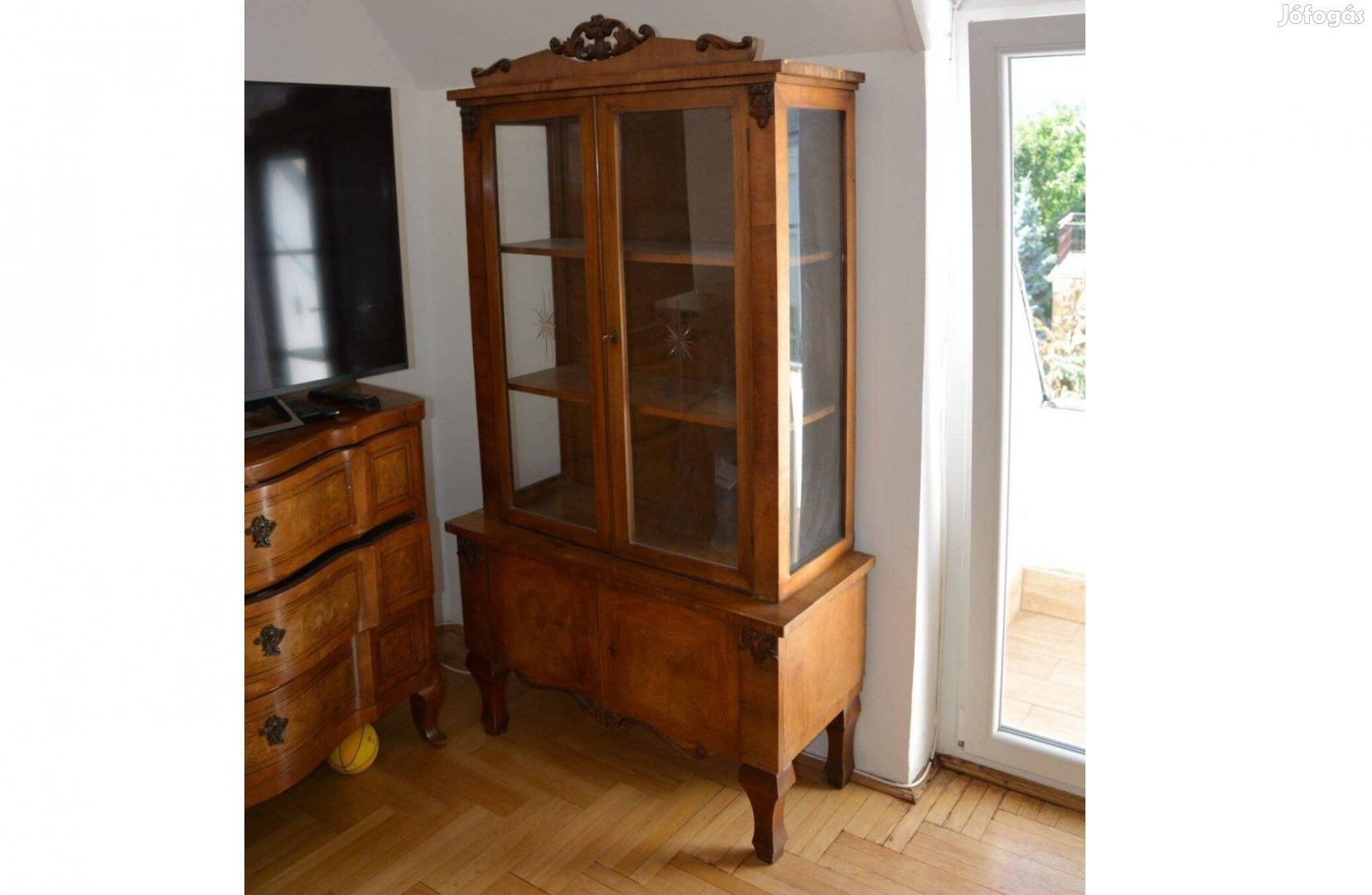 Metszett üveges vitrin