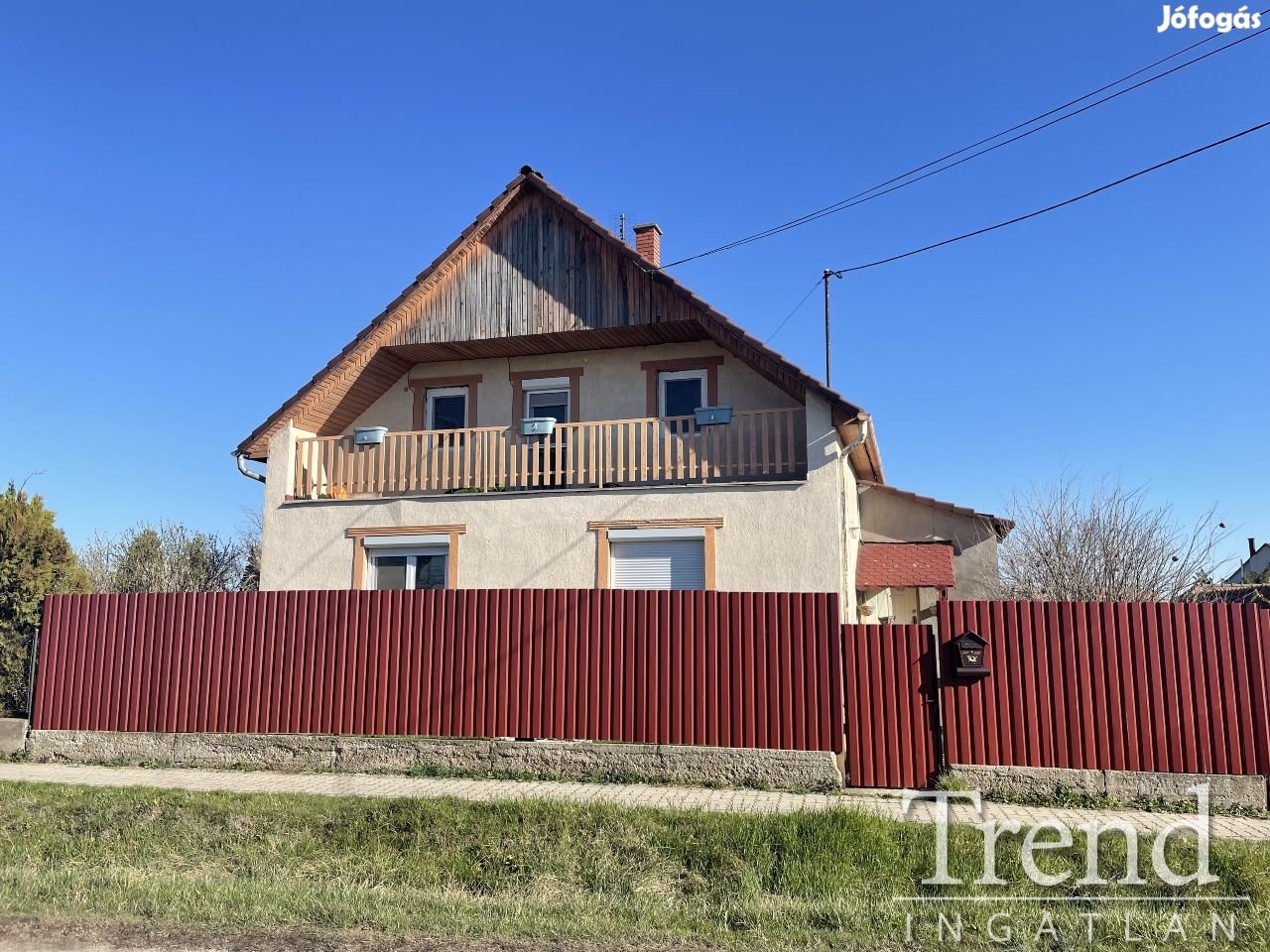 Mezőfalva központi részén két szintes, jó elosztású családi