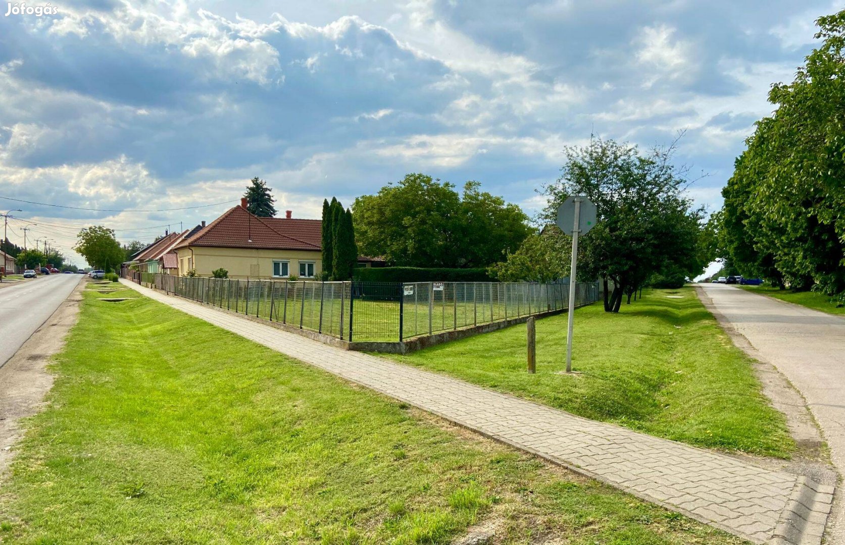 Mezőfalva központjában frissen közművesített építési saroktelek eladó