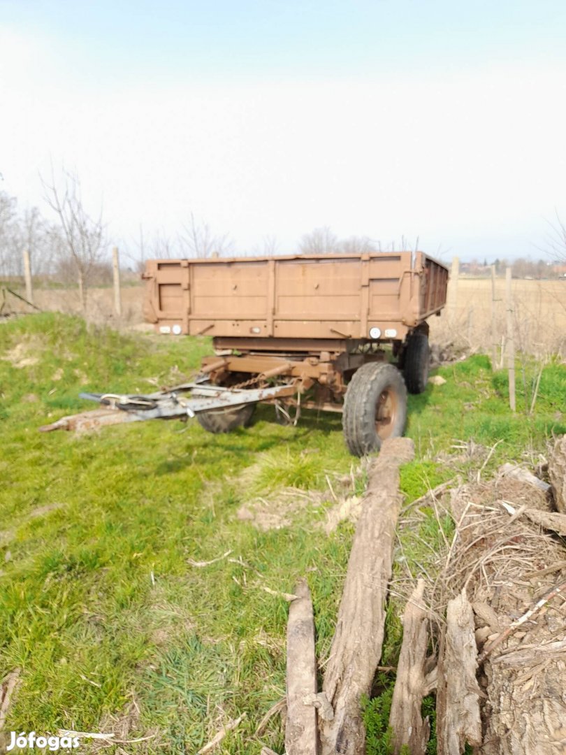 Mezőgazdasági használt traktor pótkocsi