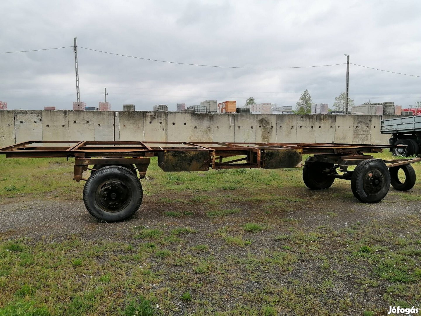 Mezőgazdasági pótkocsi bálaszállító 